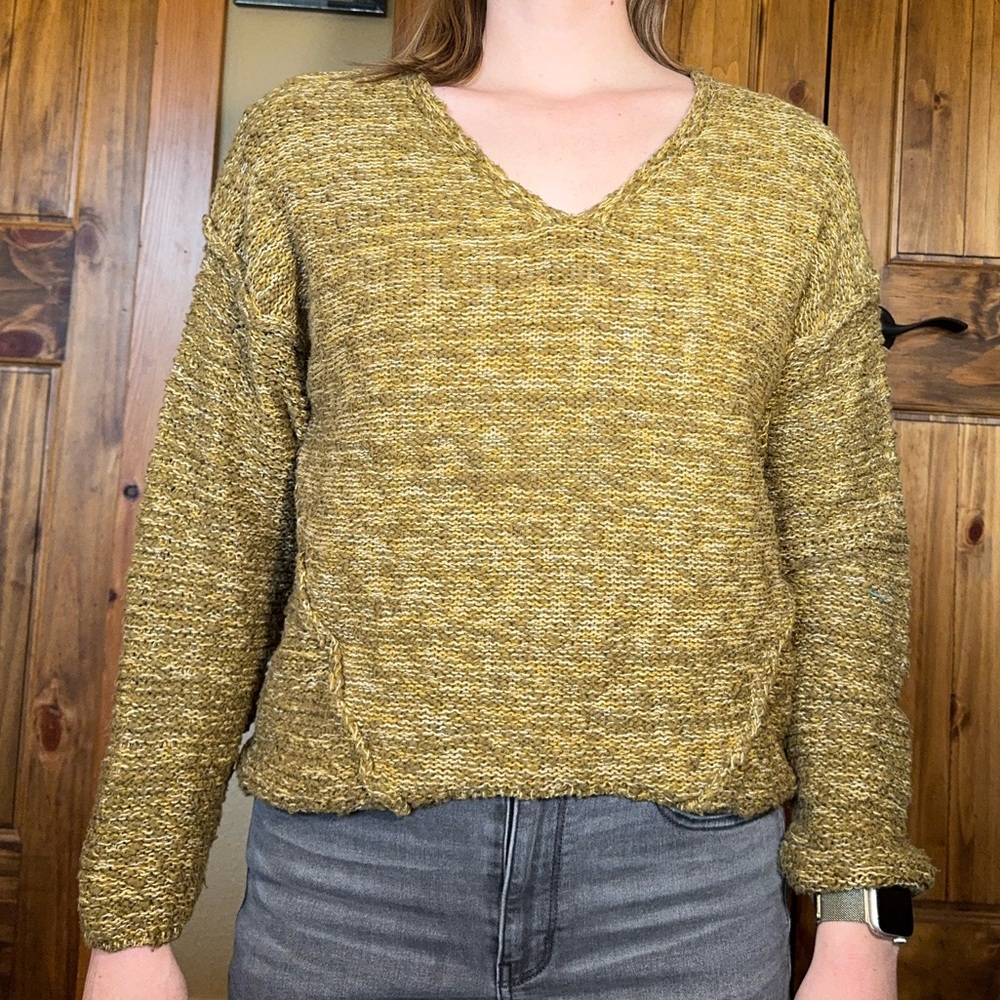 Women’s V-Neck Lightweight Knit Sweater - Olive/Gold
